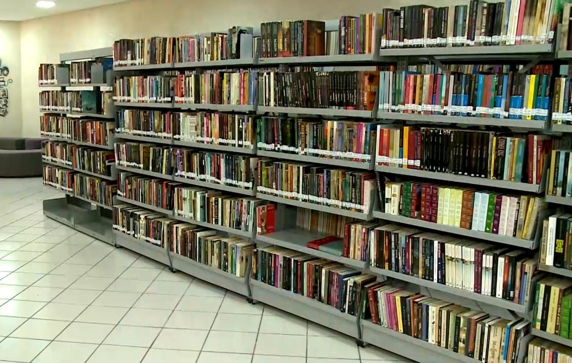 Prateleira de livros da Biblioteca Municipal de Itapetininga.