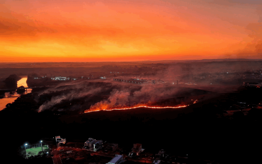 Incêndio atinge área de vegetação em Salto