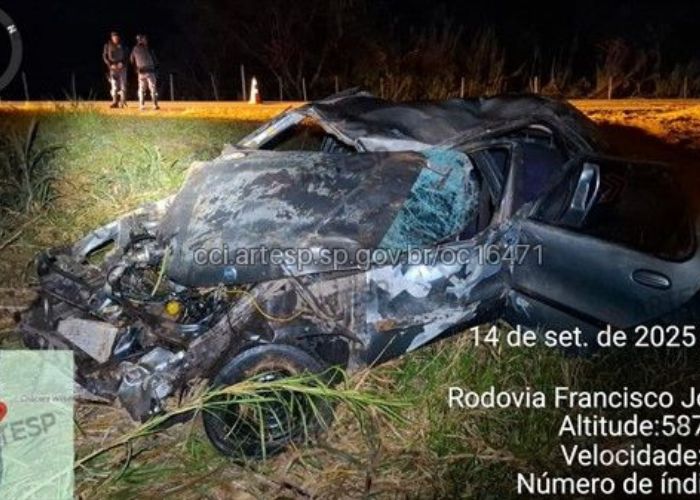 Estado do carro ap&oacute;s cair da ribanceira