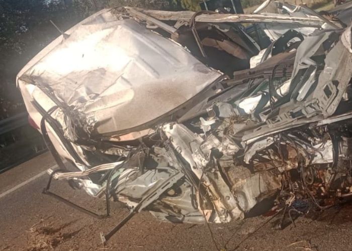 Carro fica destruído após acidente em rodovia de Itapetininga