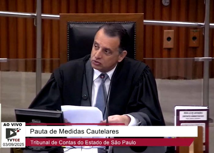 Conselheiro do TCE discursando