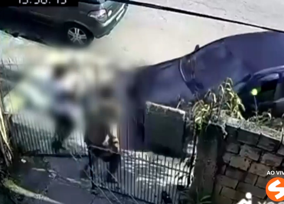 Imagem da hora em que o homem atropela a irm&atilde; e o cunhado.