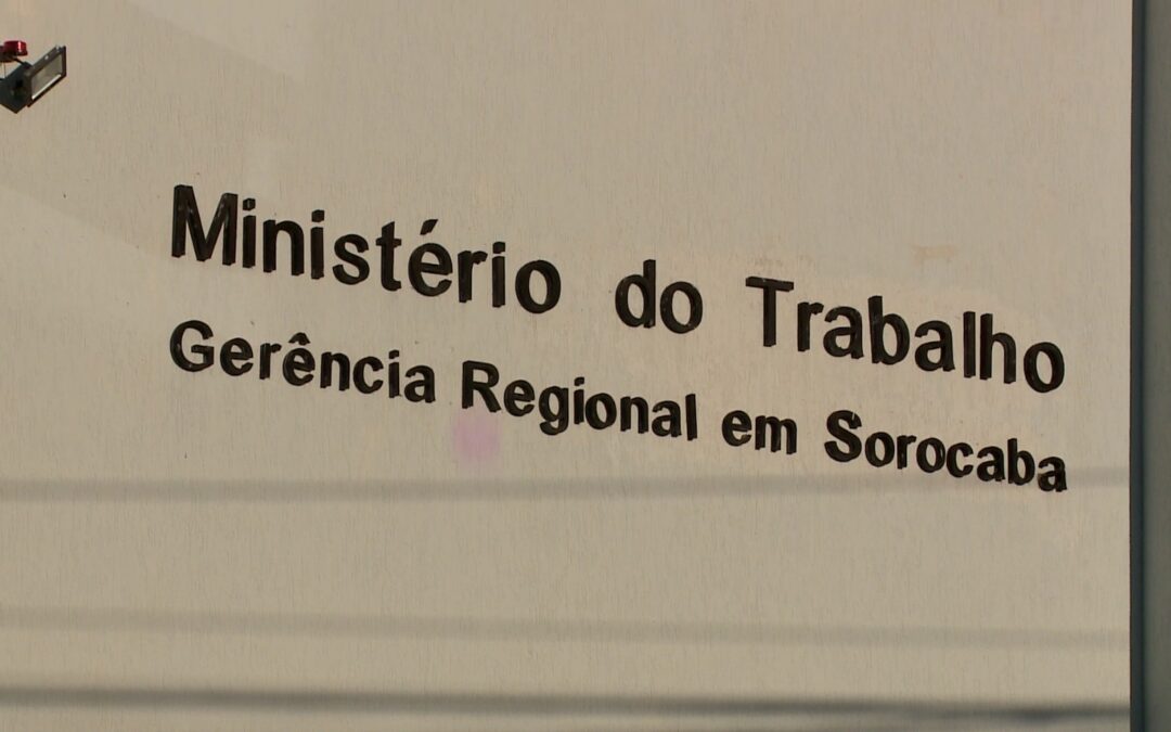 Painel de 2,5 toneladas atinge funcionários e causa acidente de trabalho em Salto de Pirapora