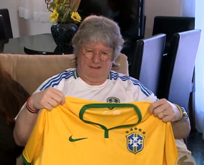Imagem do homem ingl&ecirc;s segurando a camisa do Brasil.