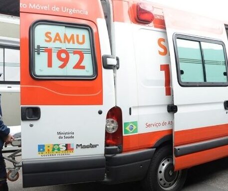 Viatura do SAMU fazendo atendimento