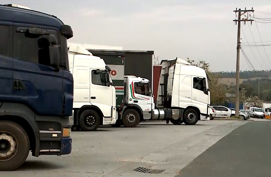 Caminh&otilde;es estacionados.