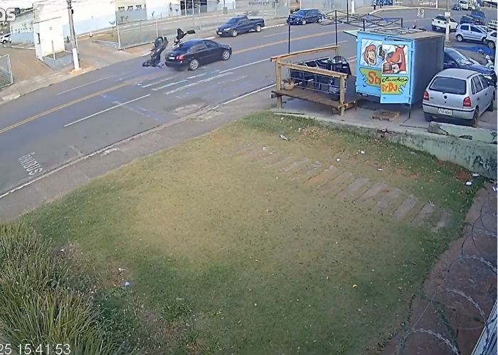 Motociclista é arremessada após bater em carro, em Itapetininga