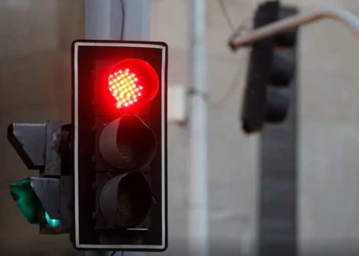 Sem&aacute;foro com sinal vermelho