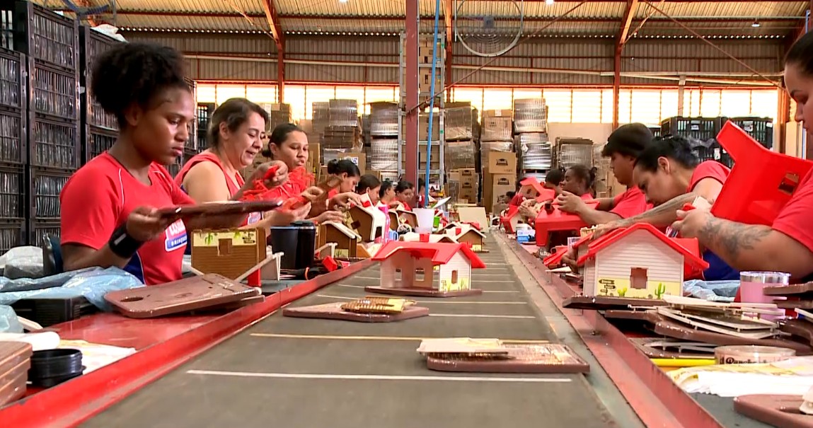 Pessoas trabalhando em empresa de brinquedos.
