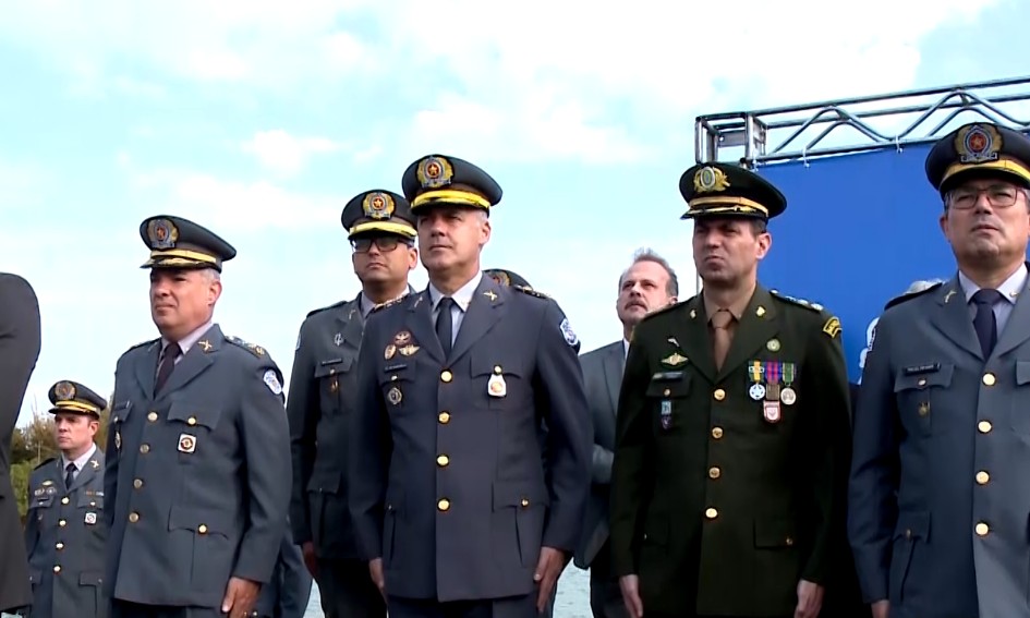 Oficiais em desfile c&iacute;vico em Sorocaba.