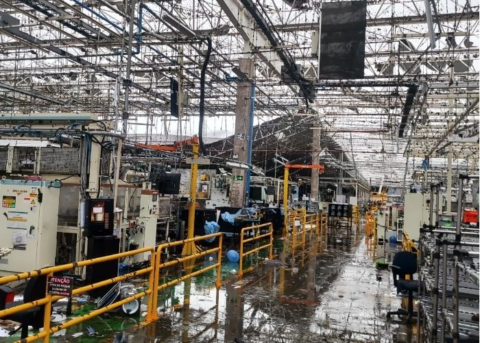 Tempestade destelha montadora de ve&iacute;culos em Porto Feliz e causa transtornos na regi&atilde;o