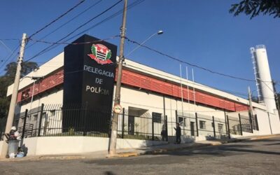 Homem é preso após agredir companheira com golpes de martelo em Alumínio