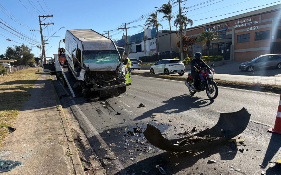 Acidente entre van e ônibus deixa motorista ferido em Sorocaba