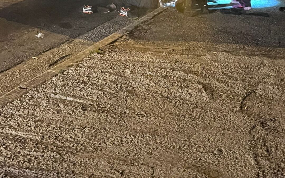 Morador de rua morre após ser atropelado por ônibus estacionado em avenida