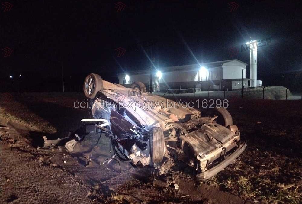 Passageiro de carro morre após acidente com carreta em Porto Feliz
