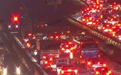 Acidente com carreta interdita Rodovia Raposo Tavares em Sorocaba