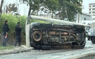 Carro capota e derruba poste em Jundiaí; menino é levado ao hospital