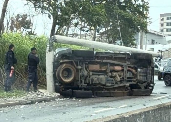 Imagem do carro capotado com o poste ca&iacute;do em cima
