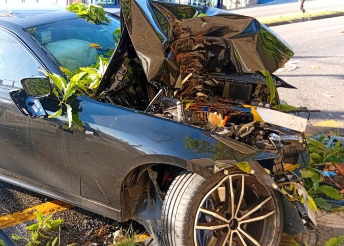 Carro de luxo fica destruído após bater em árvore, em Sorocaba