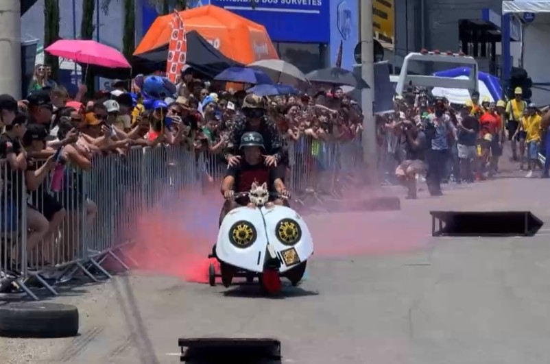 Carro descendo a rua na Corrida Maluca.