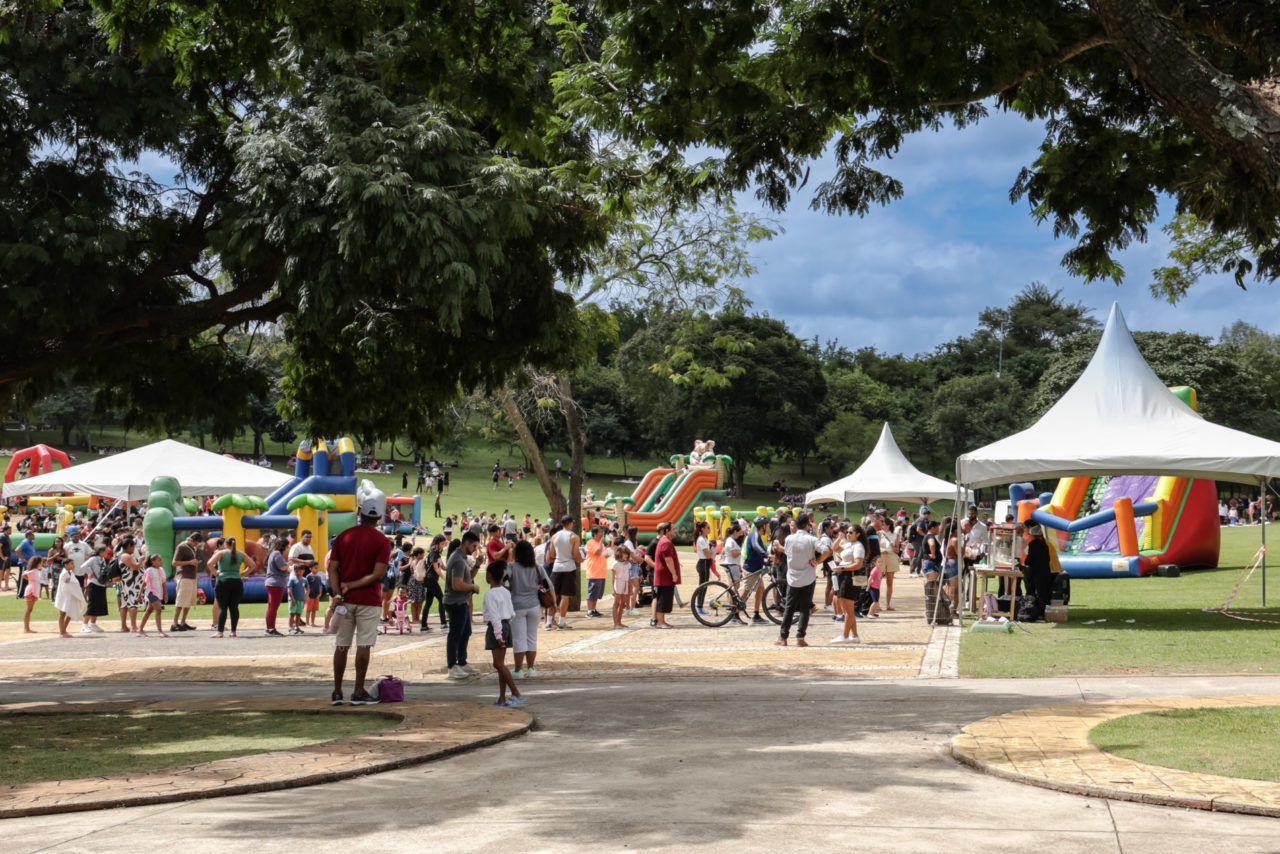 Coememora&ccedil;&atilde;o de Dia das Crian&ccedil;as com brinquedos infl&aacute;veis em Jundia&iacute;
