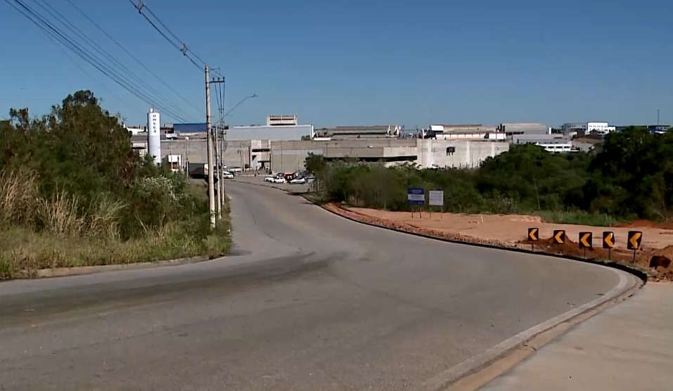 Falta de iluminação e calçada gera insegurança em via de Sorocaba