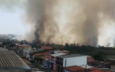 Grande incêndio atinge canavial em Itu