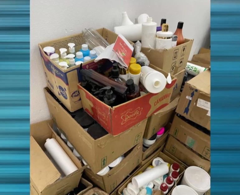 Caixas com os cosm&eacute;ticos falsificados.