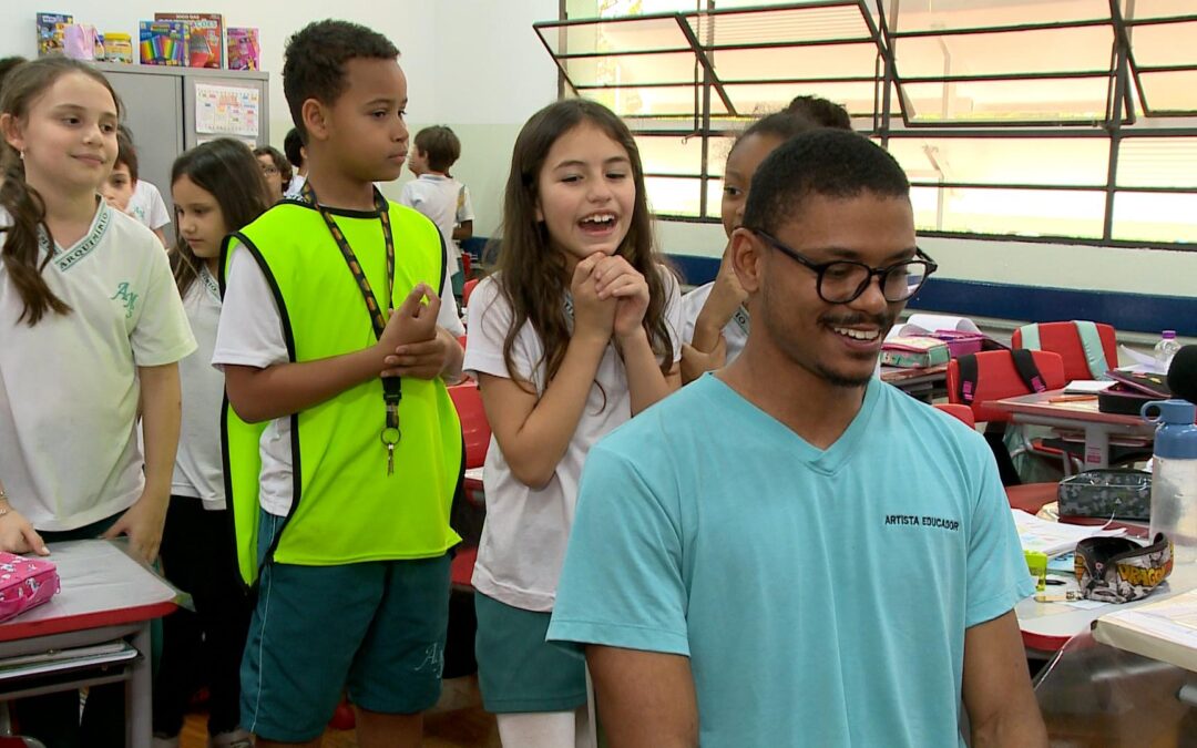 Professor de Sorocaba viraliza ao reconhecer 30 alunos apenas pela voz em trend nas redes sociais