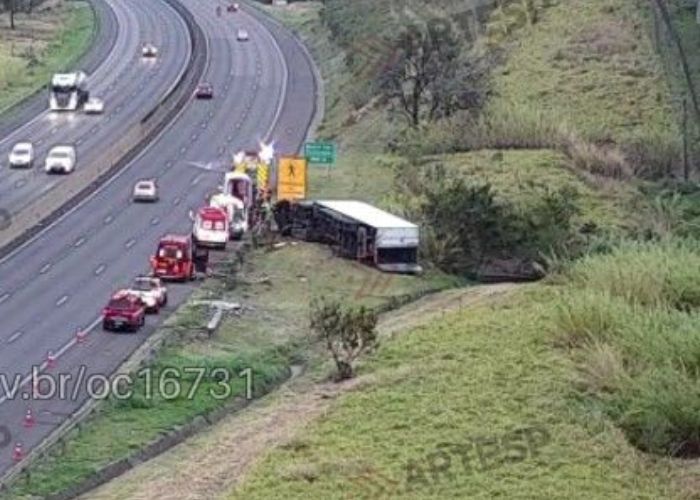 Motorista morre após carreta tombar na Rodovia Anhanguera em Jundiaí