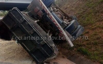 Motorista morre e passageiro fica ferido após caminhão tombar na Rodovia Raposo Tavares, em Sorocaba