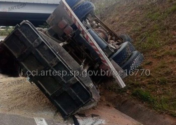 Motorista morre e passageiro fica ferido ap&oacute;s caminh&atilde;o tombar na Rodovia Raposo Tavares, em Sorocaba