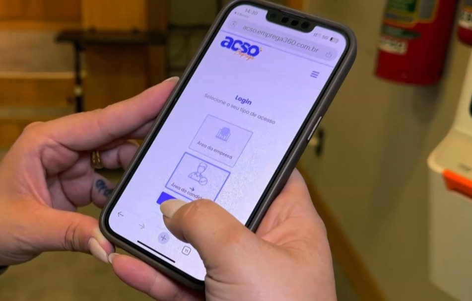 Pessoa usando o aplicativo no celular.