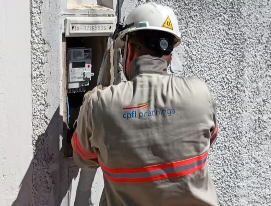 Funcion&aacute;rio da CPFL medindo a energia.