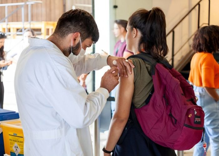 Vacina sendo aplicada