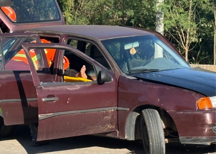 Motorista fica preso às ferragens após grave acidente em Salto de Pirapora