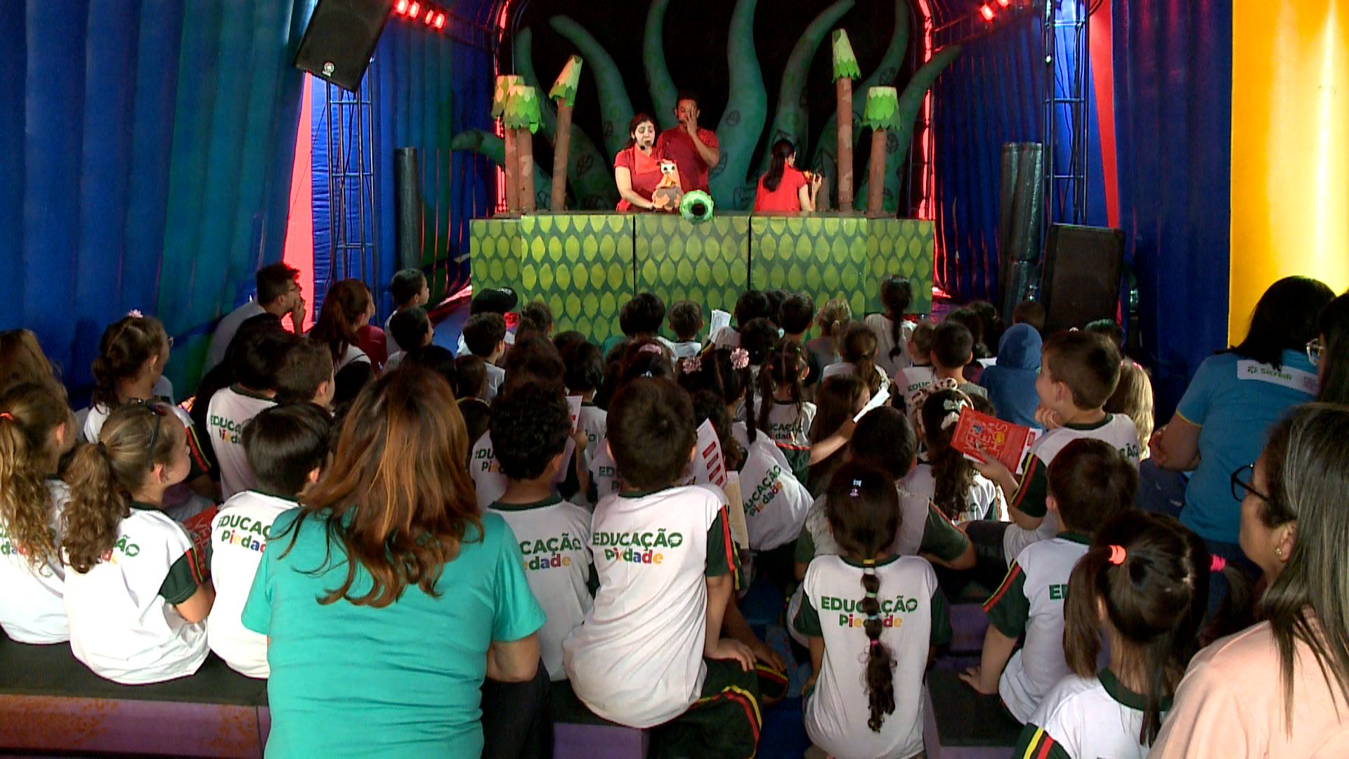 Projeto itinerante apresenta o espet&aacute;culo &ldquo;Bichos Vermelhos&rdquo; em Piedade e encanta crian&ccedil;as com mensagens sobre animais amea&ccedil;ados de extin&ccedil;&atilde;o.