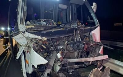 Acidente com micro-ônibus da prefeitura de Itapeva deixa feridos em Araçoiaba da Serra