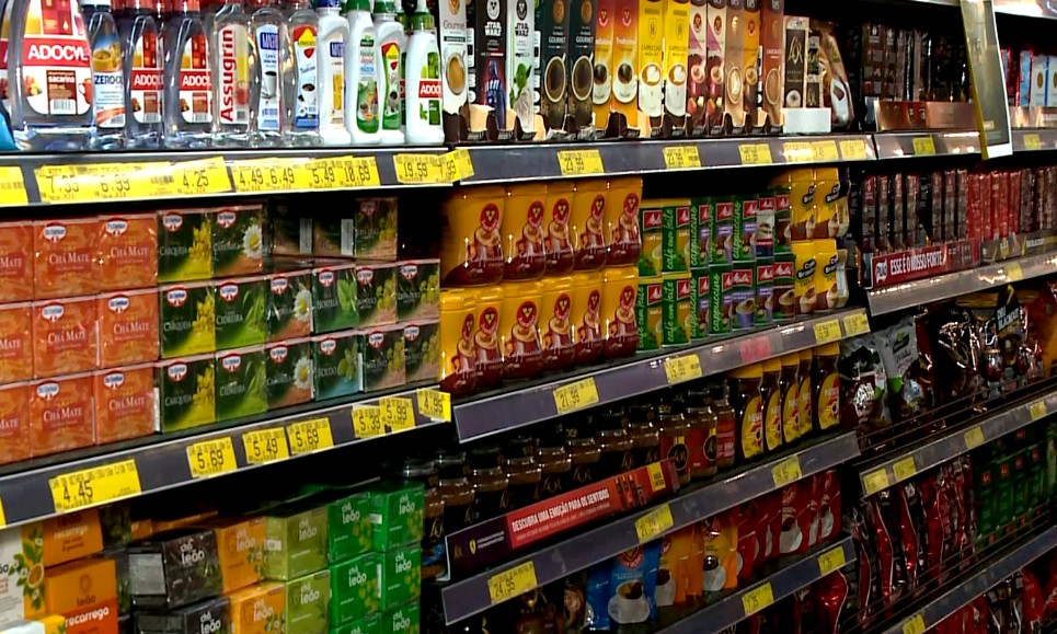 Caf&eacute; expostos em prateleira de supermercado.