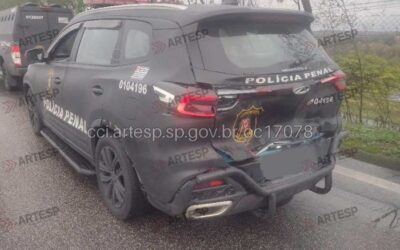 Caminhão bate em viatura da Polícia Penal, na Castello Branco