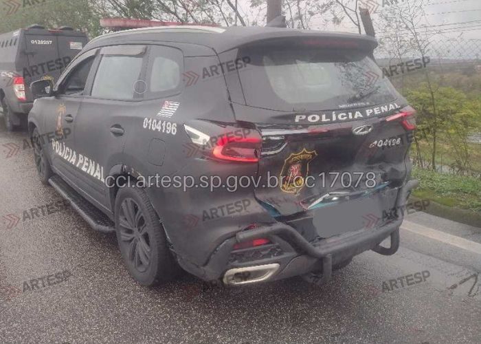 Viatura da Pol&iacute;cia Penal com a traseira batida