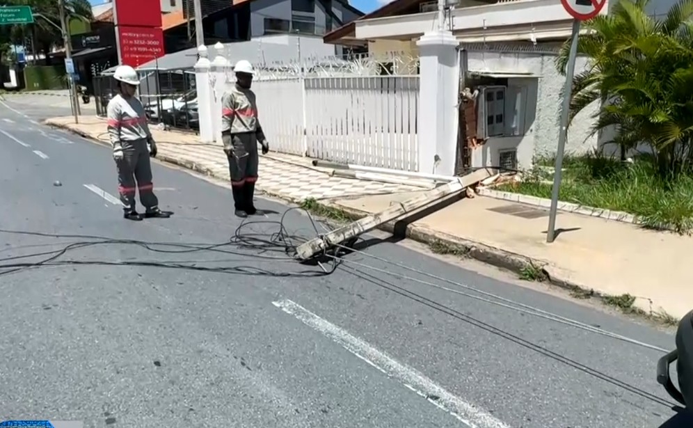 Imagem do poste caído no chão.