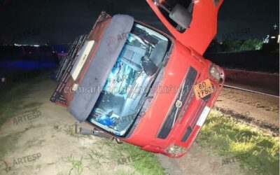 Caminhão tomba após acidente com outros 3 veículos na Castelinho, em Itu