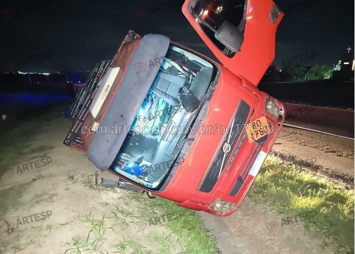 Colis&atilde;o em sequ&ecirc;ncia deixou um caminh&atilde;o tombado e causou bloqueio total da pista na madrugada deste s&aacute;bado