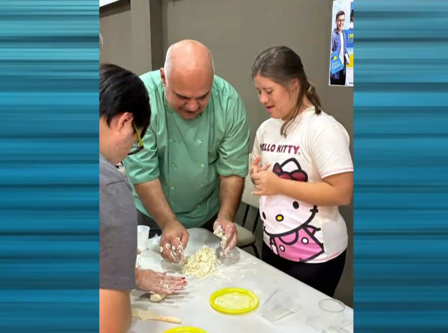 Imagem do chef ensinando alunos.