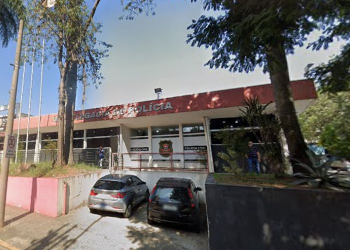 Homem foi detido ap&oacute;s a companheira fugir de casa e pedir ajuda na rua.