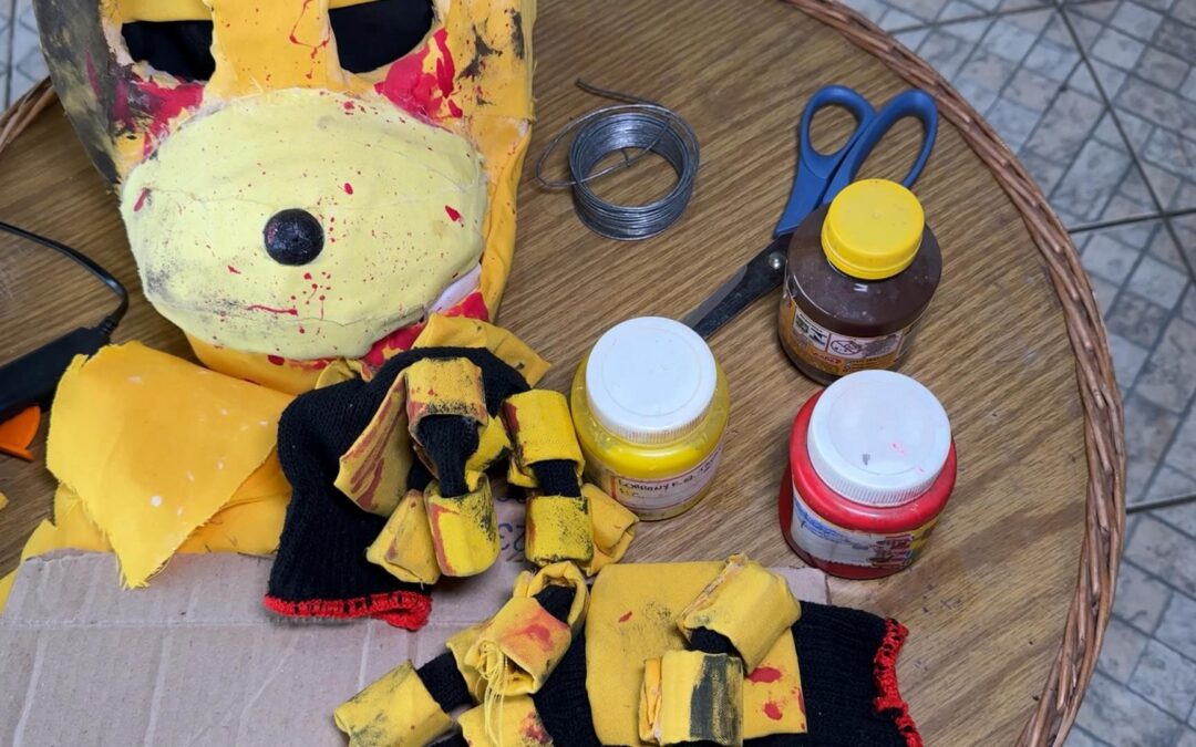 Jovem e avó de Itu transformam material reciclável em fantasias