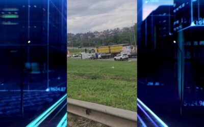Carro-forte tomba e causa congestionamento na Castello Branco, em Itu