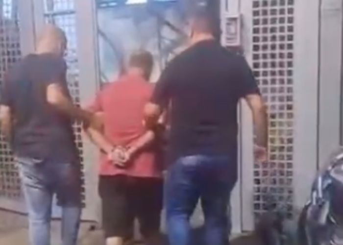 Foragido por estuprar a neta sendo levado para delegacia