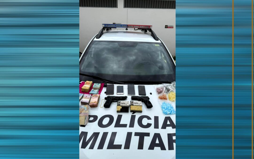 Homem é levado à delegacia após apreensão de armas, drogas e dinheiro em condomínio de Sorocaba